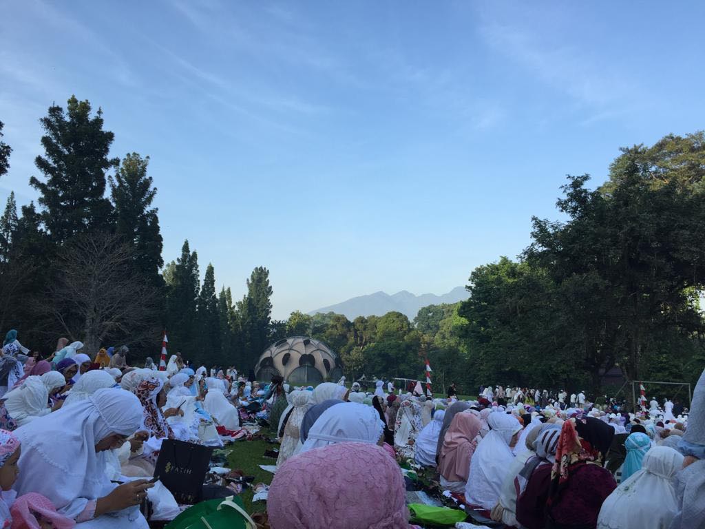 レバランでモスクに集まってお祈り